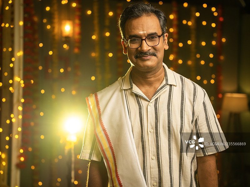 快乐的中年男子在家庆祝节日图片素材