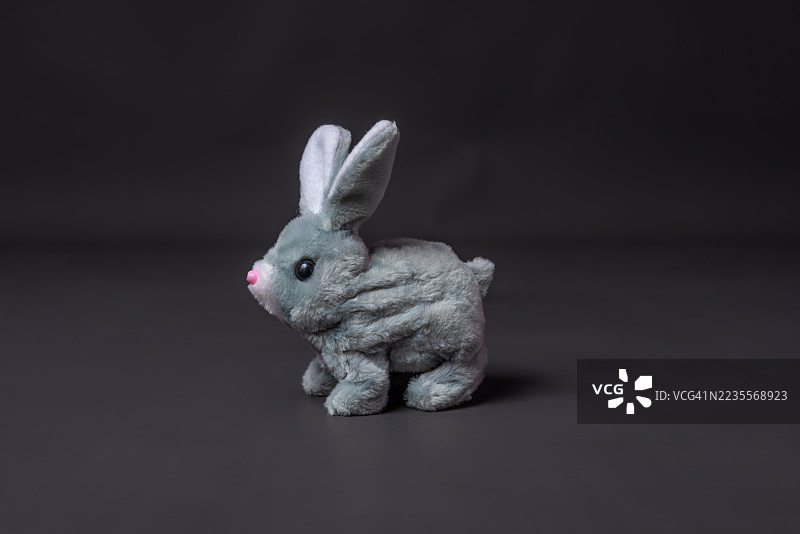 可爱的灰色毛绒兔子玩具，粉色鼻子图片素材