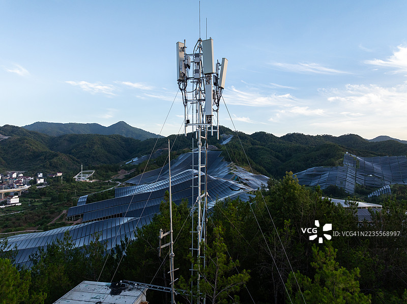 5G信号塔与太阳能发电站图片素材