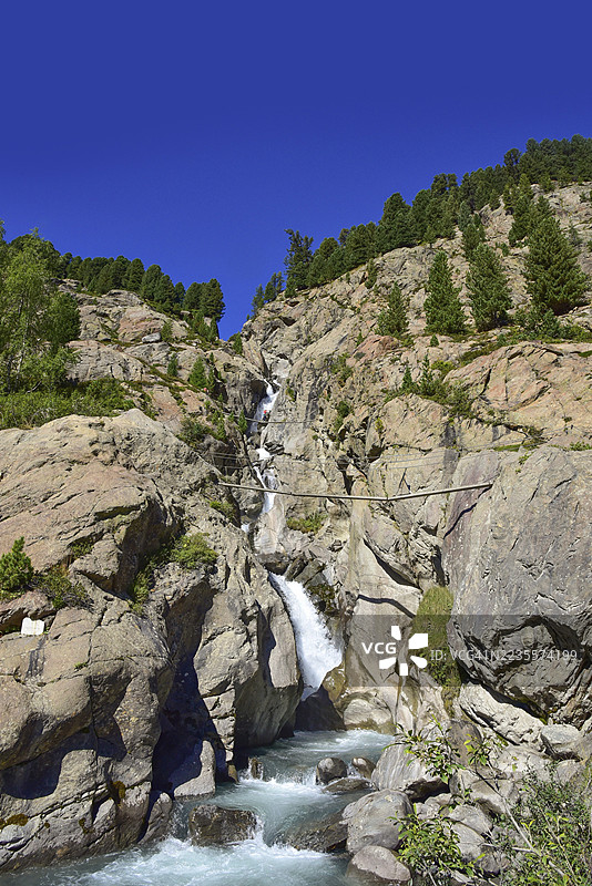奥地利蒂罗尔州卡乌恩塔尔的里夫勒溪上的霍尔德利-塞普尔攀岩路线图片素材