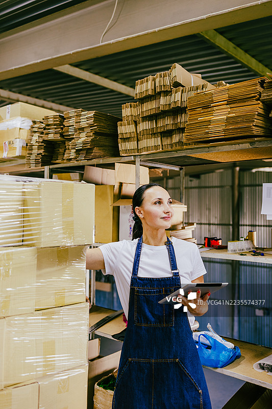 仓库里的工人。图片素材