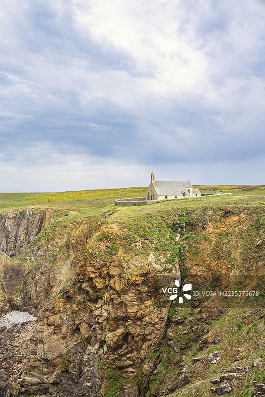 圣泰教堂位于陡峭悬崖边缘，是法国布列塔尼克罗宗半岛上一个历史建筑，坐落于壮观的范角海岸。图片素材