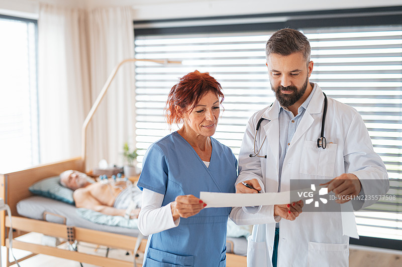 医疗工作者正在解读心电图，阅读心电图打印输出。图片素材