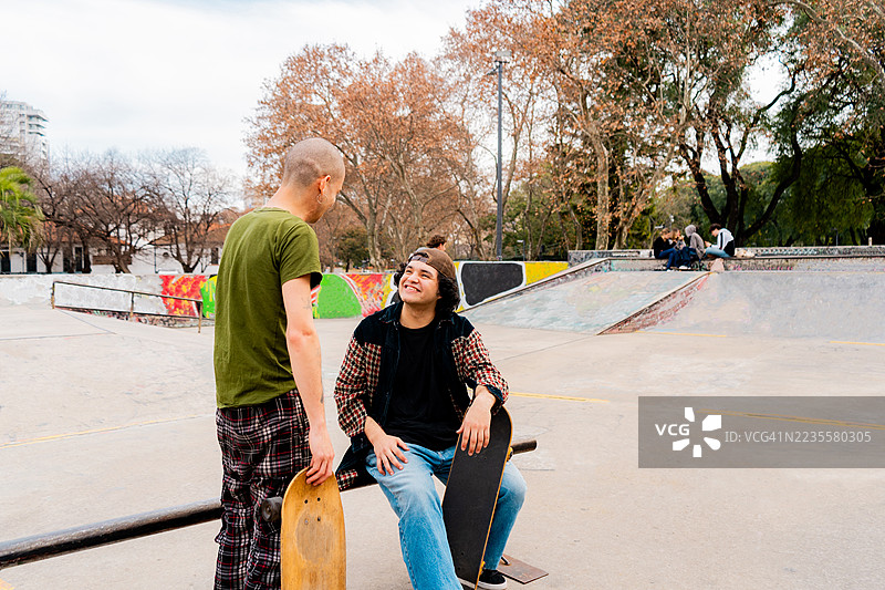 公园里的滑板朋友们图片素材