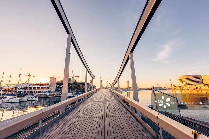 巴塞罗那加泰罗尼亚的波特维尔港口晨景图片素材