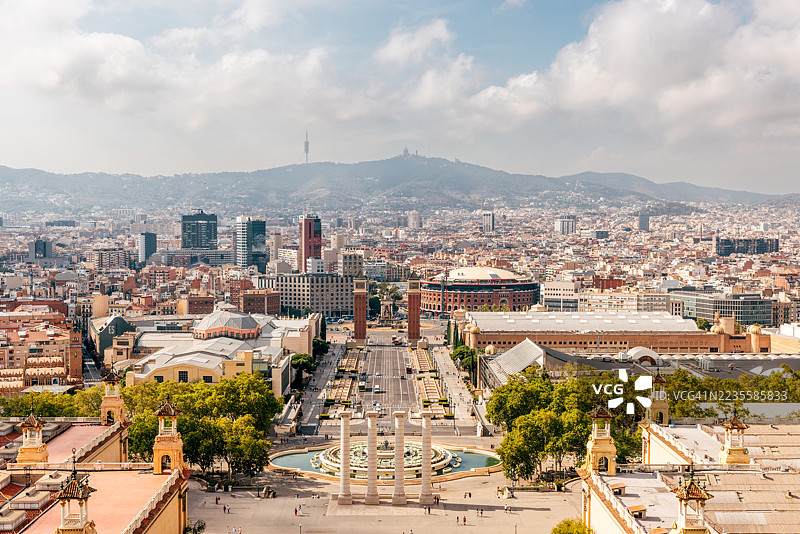 巴塞罗那城市风光，阳光明媚的夏日，西班牙加泰罗尼亚的西班牙广场和蒙特惠奇魔法喷泉图片素材