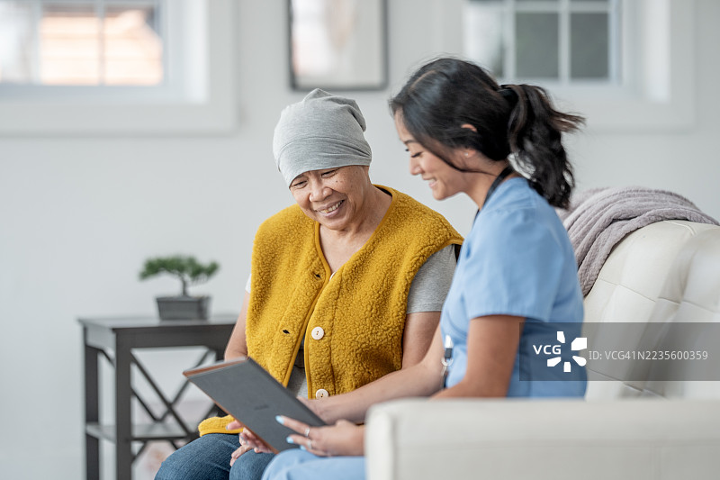 护士在舒适现代的家居环境中协助癌症患者图片素材