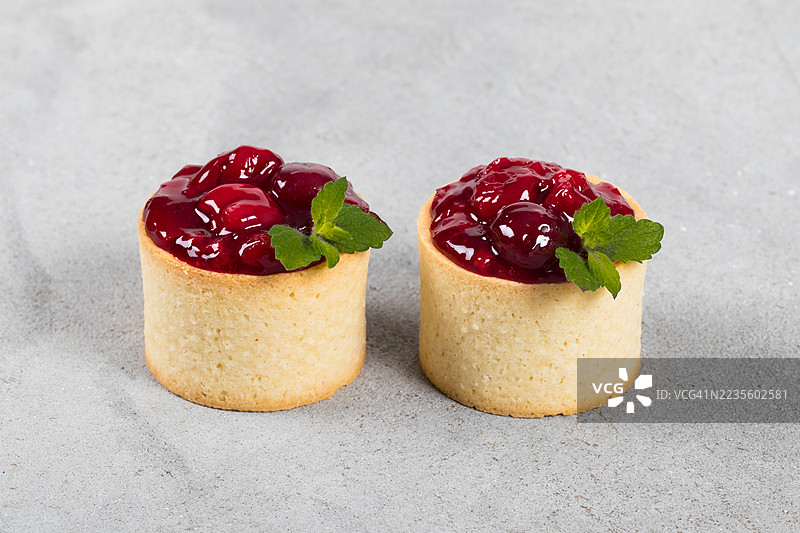 高圆樱桃塔。浅灰色背景。特写镜头图片素材