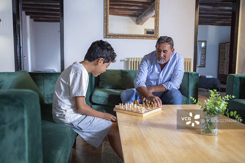 爷爷和孙子在家下棋图片素材