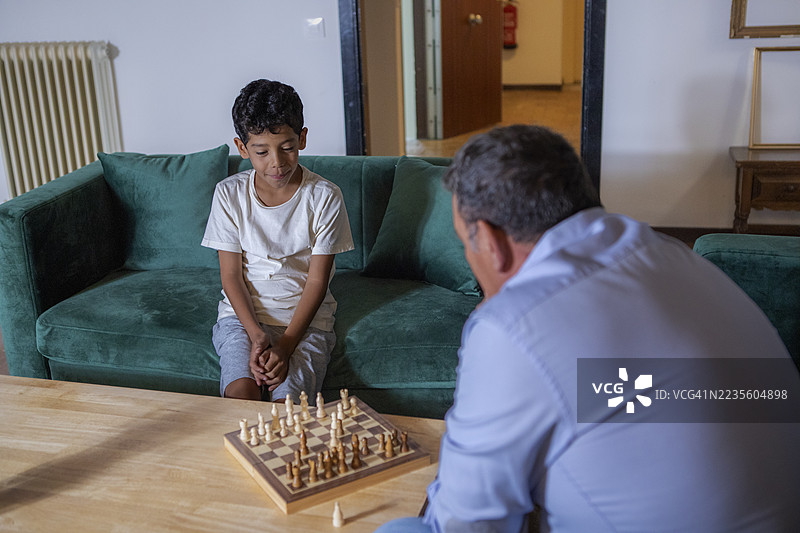 爷爷和孙子在家下棋图片素材