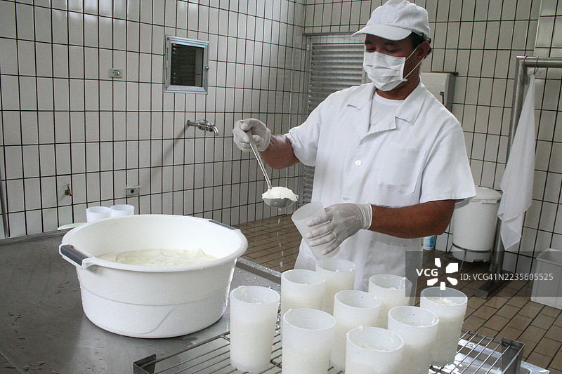 制作奶酪的男人图片素材