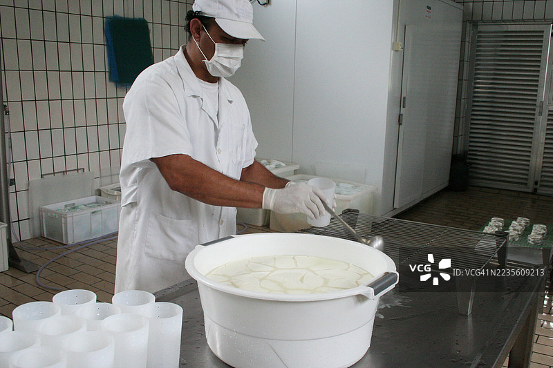 制作奶酪的男人图片素材