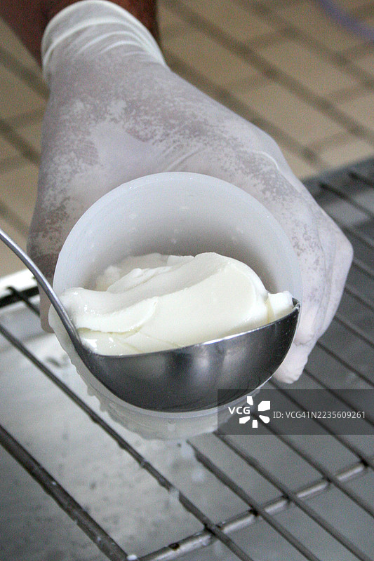 制作奶酪的男人图片素材