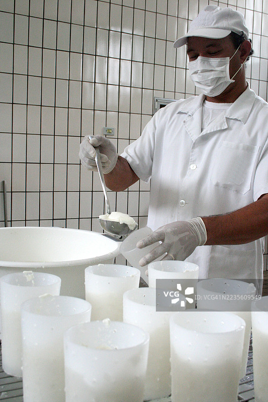 制作奶酪的男人图片素材