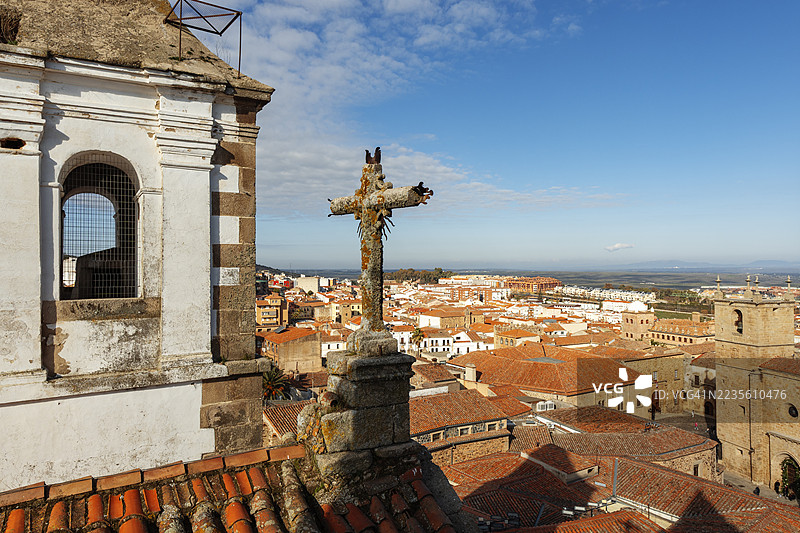从圣弗朗西斯科·哈维尔教堂钟楼俯瞰卡塞雷斯老城的高角度视图图片素材