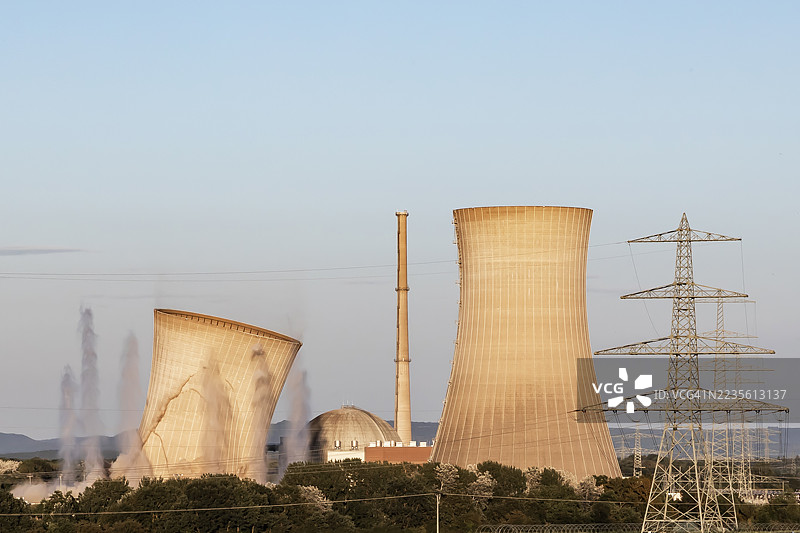 核电站两个冷却塔的爆破与拆除图片素材