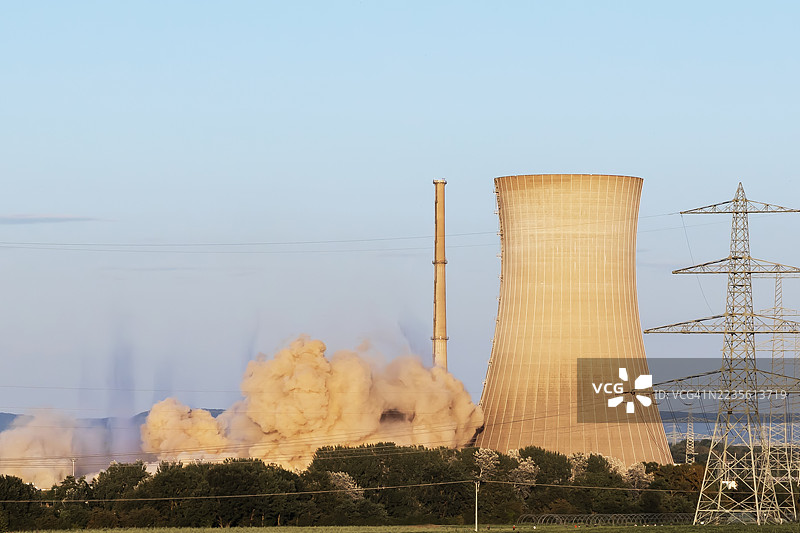 核电站两个冷却塔的爆破和拆除图片素材