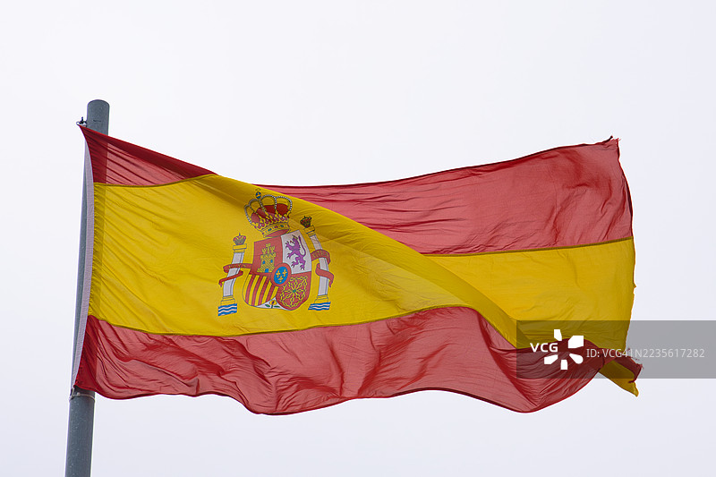 西班牙国旗在风中飘扬。图片素材