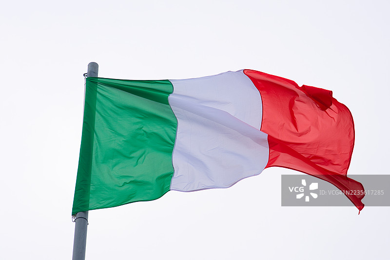 意大利国旗在风中飘扬。图片素材