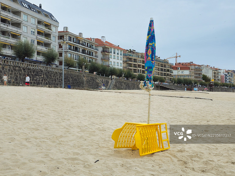 伞和沙滩椅预留一个位置。图片素材