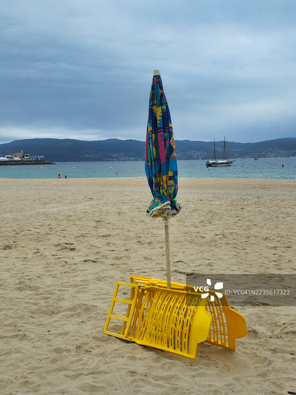 伞和沙滩椅预留一个位置。图片素材