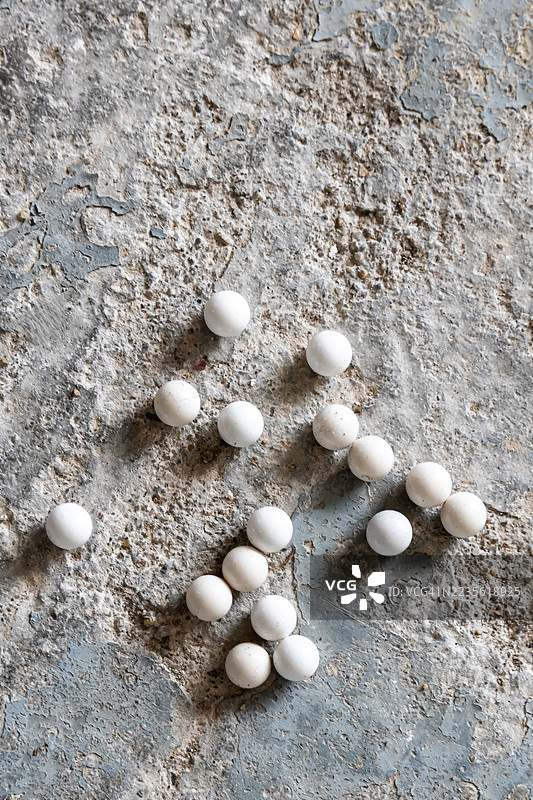 一些白色气弹枪弹药在废弃建筑内的体育对抗后图片素材