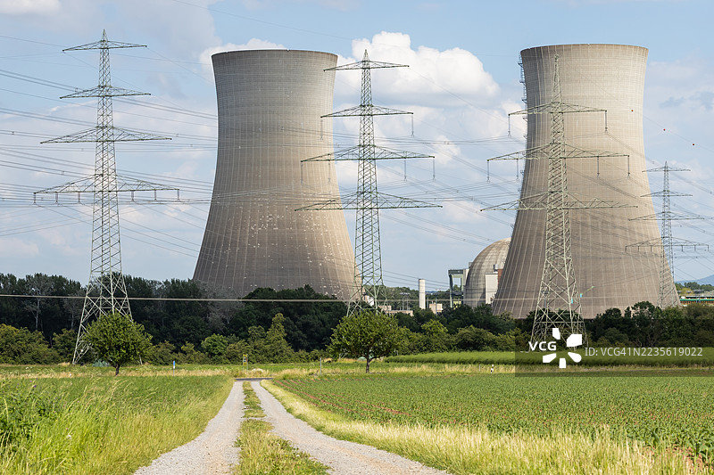 核电站，带混凝土穹顶、两个冷却塔和电力塔图片素材
