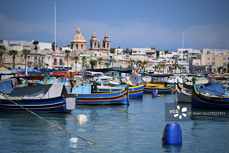 马耳他马尔萨什洛克港口的五彩斑斓的渔船图片素材