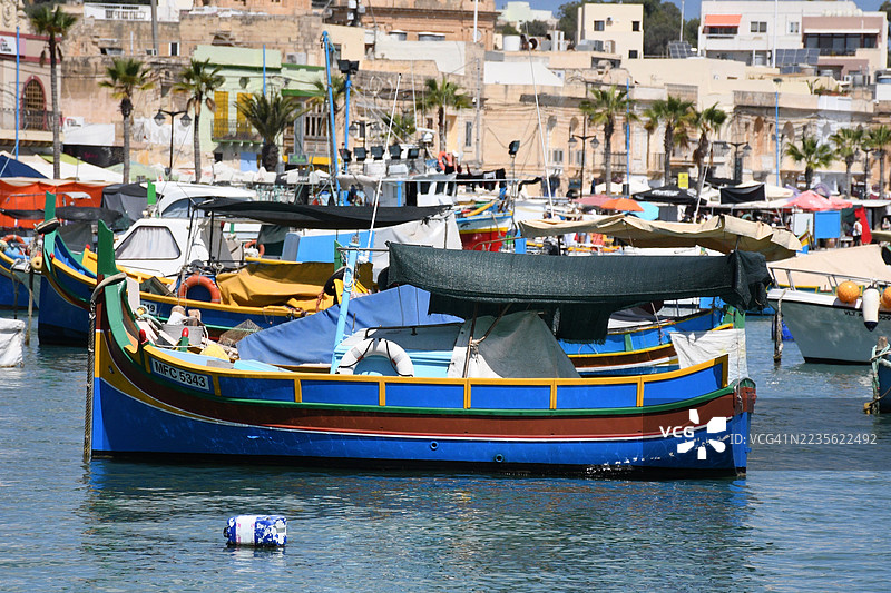 马耳他马尔萨什洛克港口的五彩斑斓的渔船图片素材