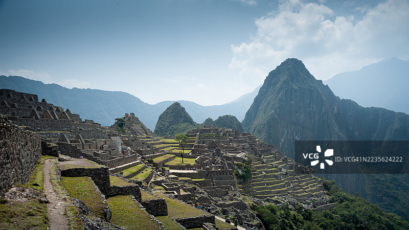秘鲁安第斯山脉中的古代印加城市马丘比丘全景，马丘比丘，秘鲁，阿瓜斯卡连特斯图片素材