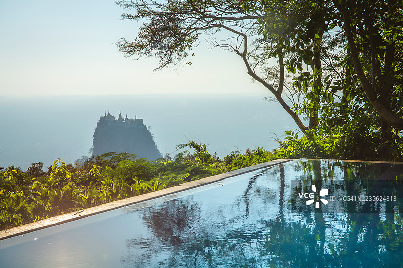 缅甸山顶寺庙的壮丽景色，从无边泳池中望去，位于缅甸Kyaukpadaung的Popa。图片素材