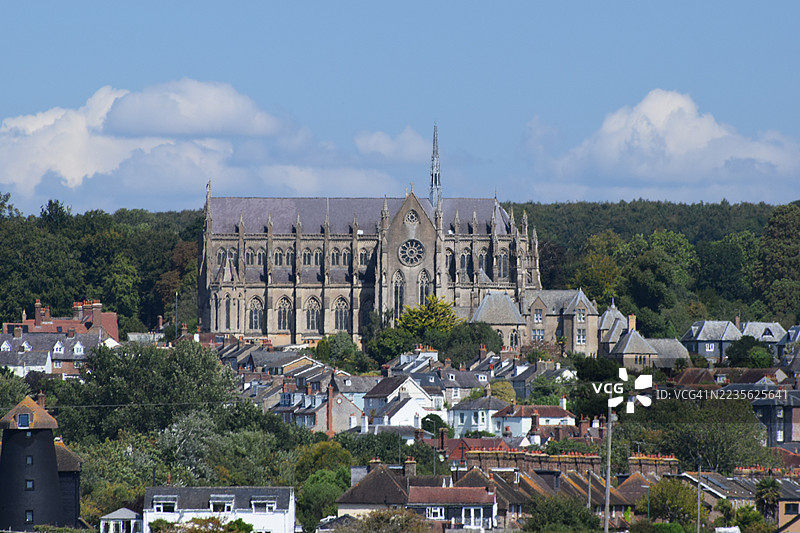 阿伦德尔大教堂和历史悠久的小镇在蓝天下的英格兰乡村全景图片素材