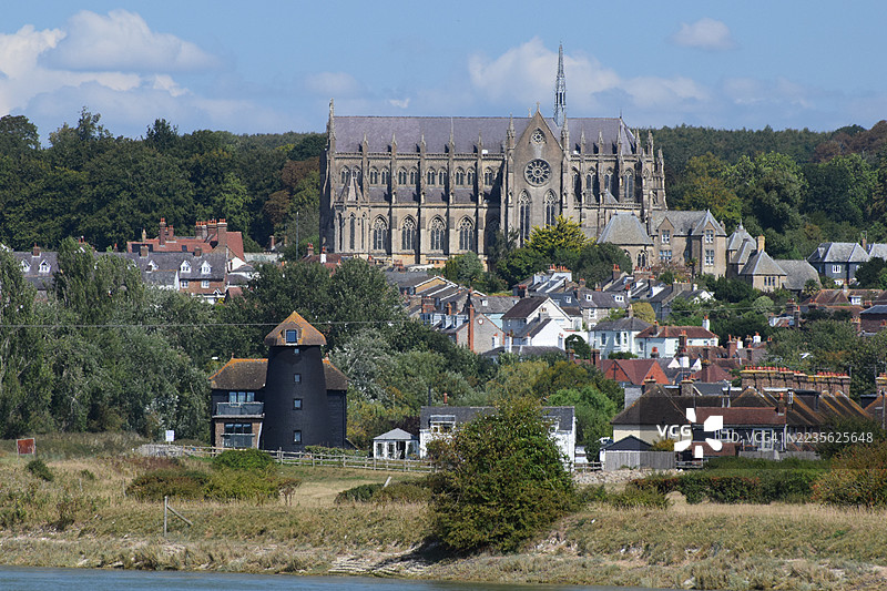 阿伦德尔大教堂和位于英格兰西萨塞克斯阿伦河畔的历史小镇全景图图片素材