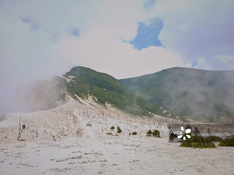 戏剧性的火山景观，云雾缭绕的山脉和荒凉的地形在阴云密布的天空下，印度尼西亚，Garut图片素材