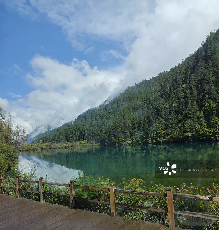 宁静的山湖，郁郁葱葱的森林和蓝天下的木栈道，中国图片素材
