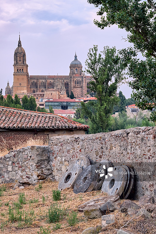 西班牙萨拉曼卡新大教堂的历史景观，传统建筑与前景中的古老磨石。图片素材