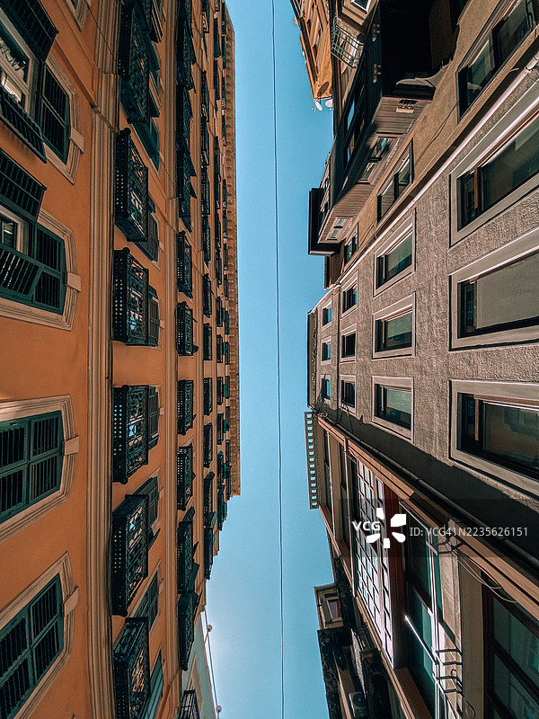 仰望土耳其历史悠久的建筑，华丽的阳台映衬在湛蓝的天空下图片素材