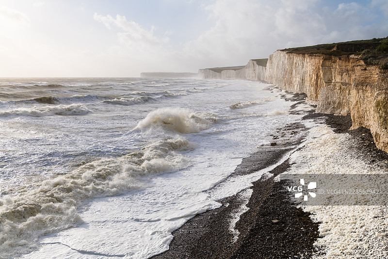暴风雨中的巨浪，七姐妹悬崖，东萨塞克斯，英国图片素材