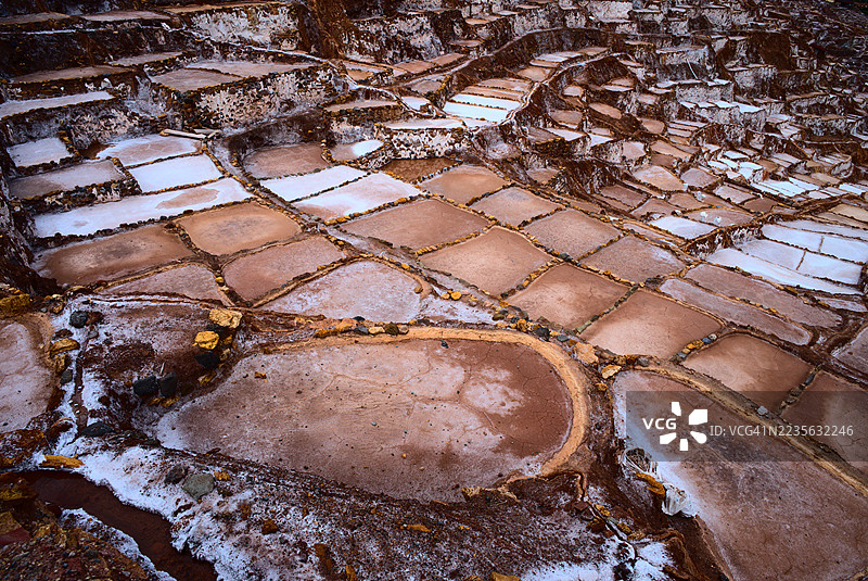 秘鲁古老的马拉斯盐矿的高角度视图图片素材