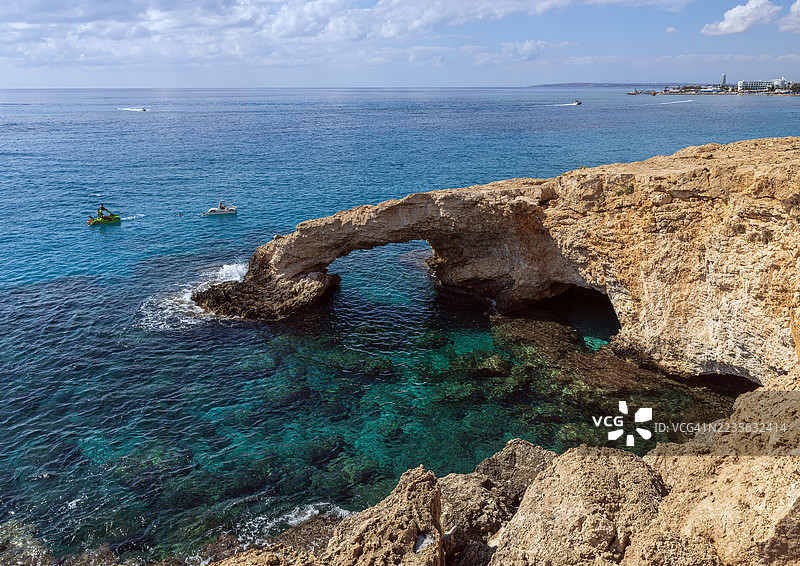 塞浦路斯阿依纳帕地中海沿岸令人惊叹的海洞和自然拱门图片素材