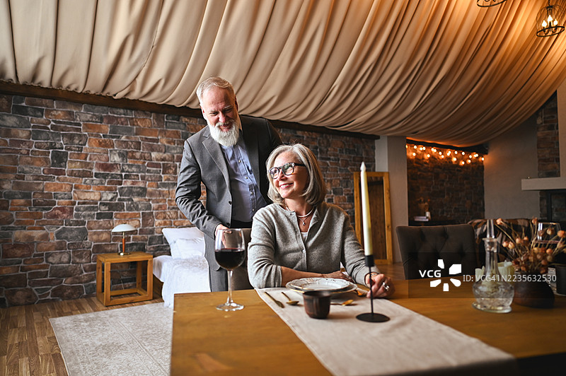 老年夫妇在家享受浪漫晚餐图片素材