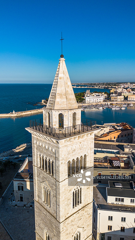 高角度俯瞰历史悠久的钟楼，俯视着生机勃勃的港口和城市，蓝天晴朗。图片素材