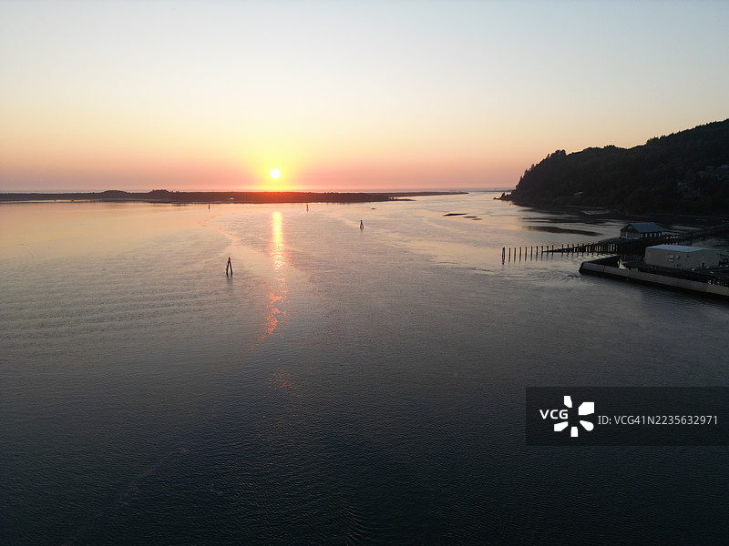 金色日落映照在平静的水面和遥远的海岸线，加里巴尔迪，美国图片素材