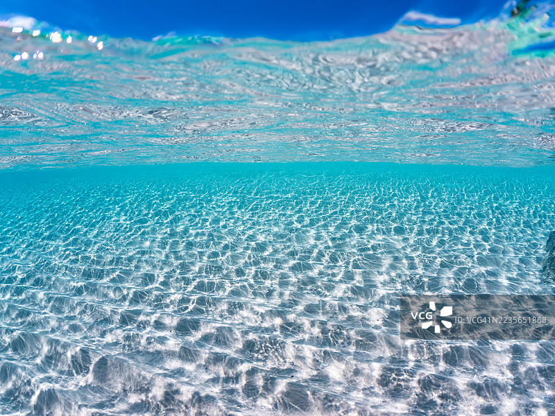 可以看到阳伞、船只，甚至是独特于冲绳的双体船Sabani。拍摄了美丽的白色沙滩的一半。还有一群热带鱼。美丽的珊瑚礁和游泳的人们。外岛，座间味岛，慶良間群岛。图片素材