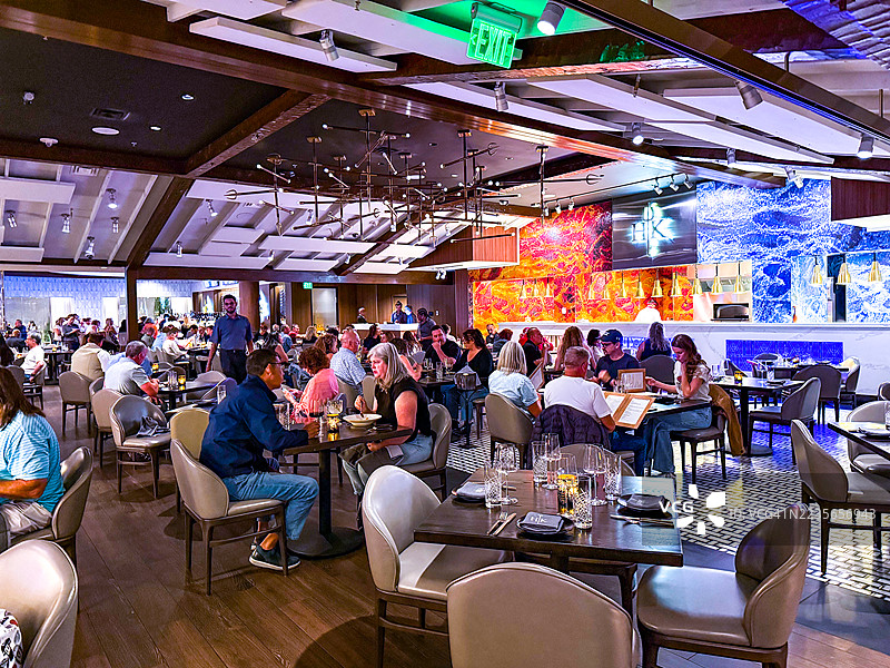 人们在湖塔霍的戈登·拉姆齐地狱厨房餐厅享受晚餐图片素材