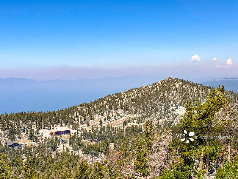 从海天山顶俯瞰东峰和塔玛拉克小屋，湖 Tahoe图片素材