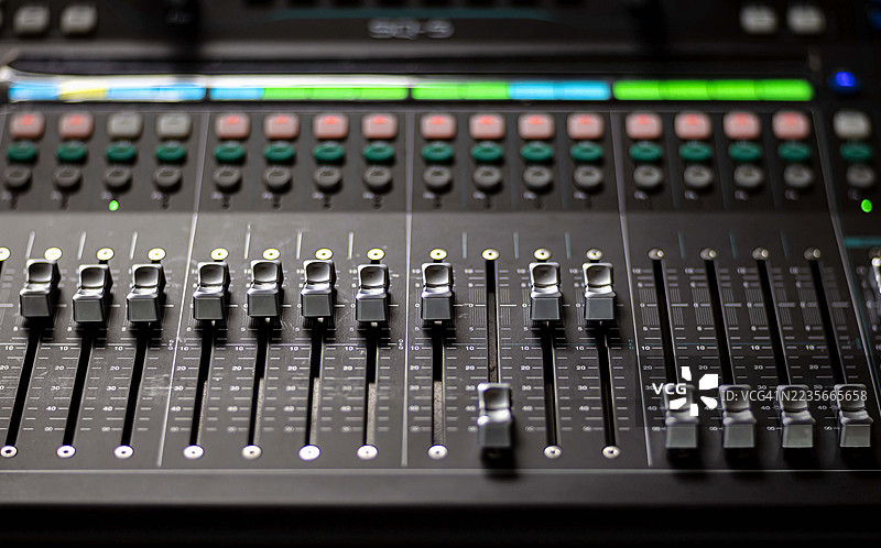 专业音频调音台控制面板特写图片素材