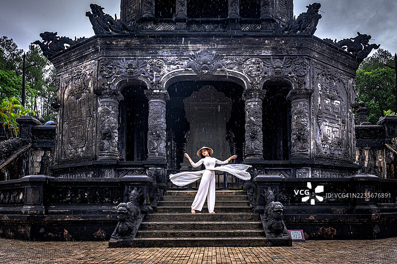 在嘉定陵墓跳舞的快乐女性图片素材