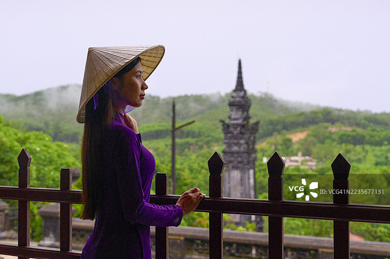 身穿奥黛的女性在越南的凯定陵墓前图片素材