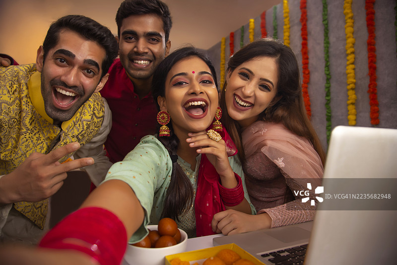 同事们在办公室庆祝排灯节时一起自拍图片素材